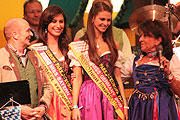 Hippodrom Wirt Sepp Krätz und Gastgeberin Regina Sixt mit Miss Deutschland und Miss Bayern (©Foto: Martin Schmitz)